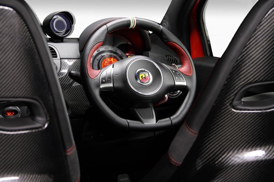 Интерьер Abarth 695 Tributo Ferrari 2012 года  (ZA) (фото 7 из 24)